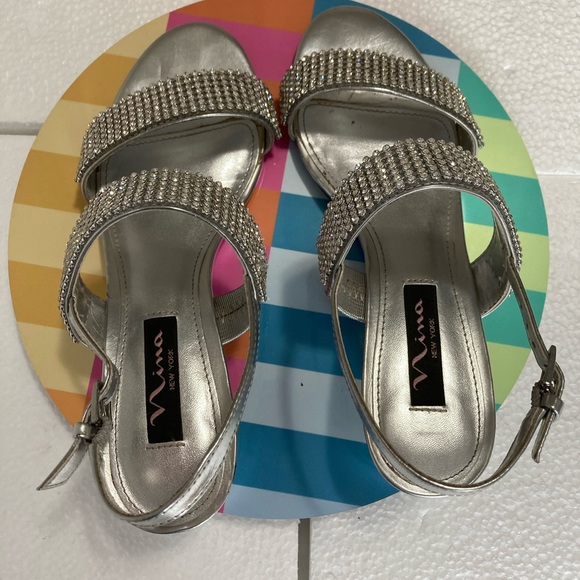 Nina women’s silver sandal. Size 5 1/2 - Picture 4 of 12